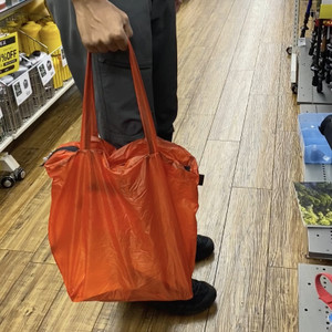 カラビナでトートバッグの持ち手を短くする方法